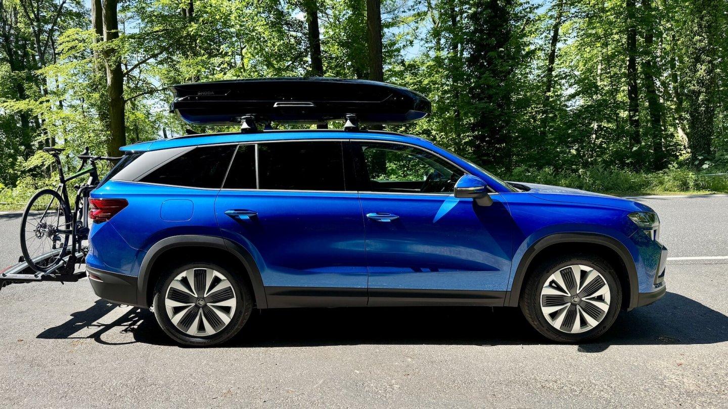 Skoda Kodiaq mit Dachbox und Fahrradträger im Wald