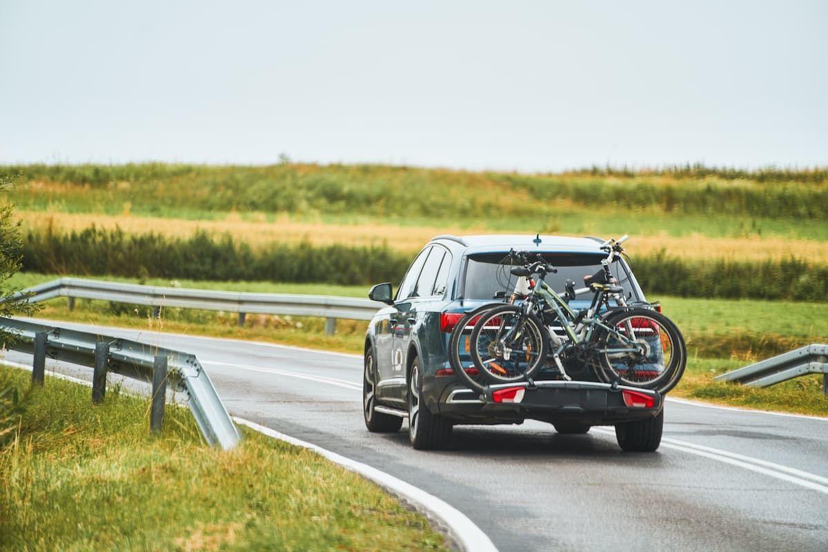 Auto mit Fahrradträger auf der Landstraße